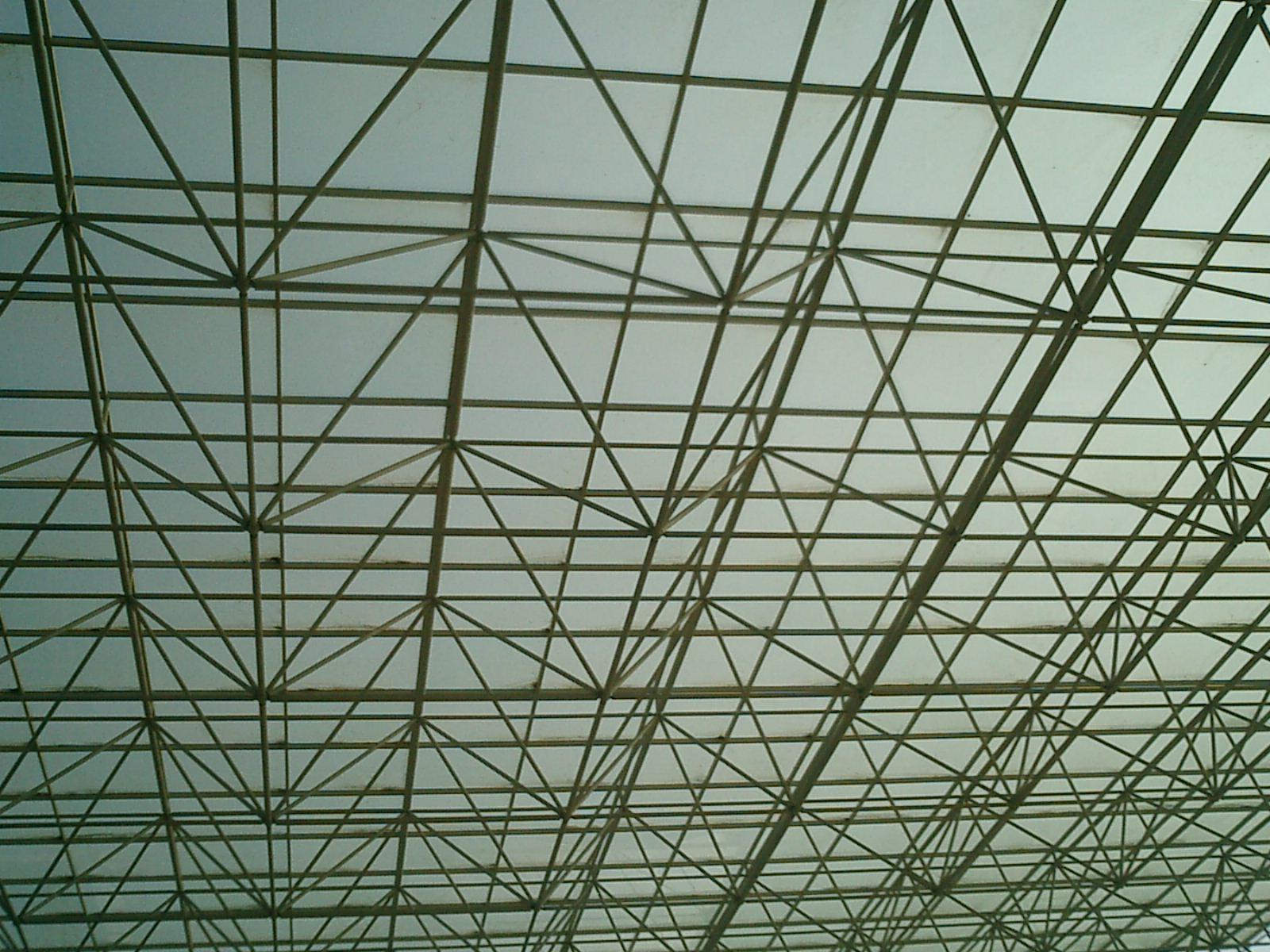 網(wǎng)架施工過程中為何會(huì)有的產(chǎn)生桿件彎曲?